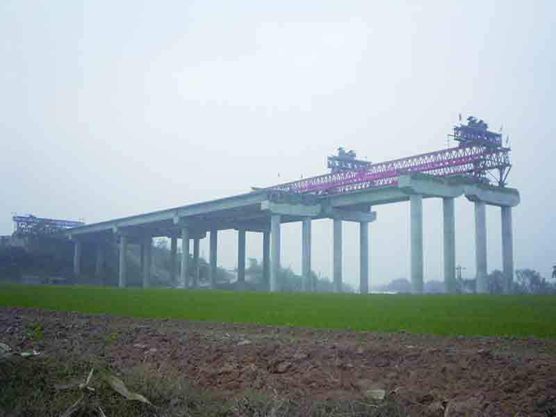 大型架橋機(jī)架設(shè)梁板作業(yè)